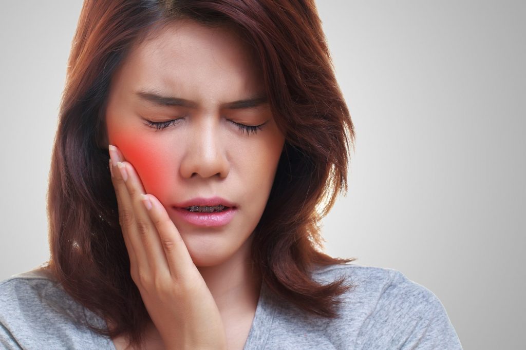 食事中や食後に起こる歯周病による痛み、どう対処したらいい？
